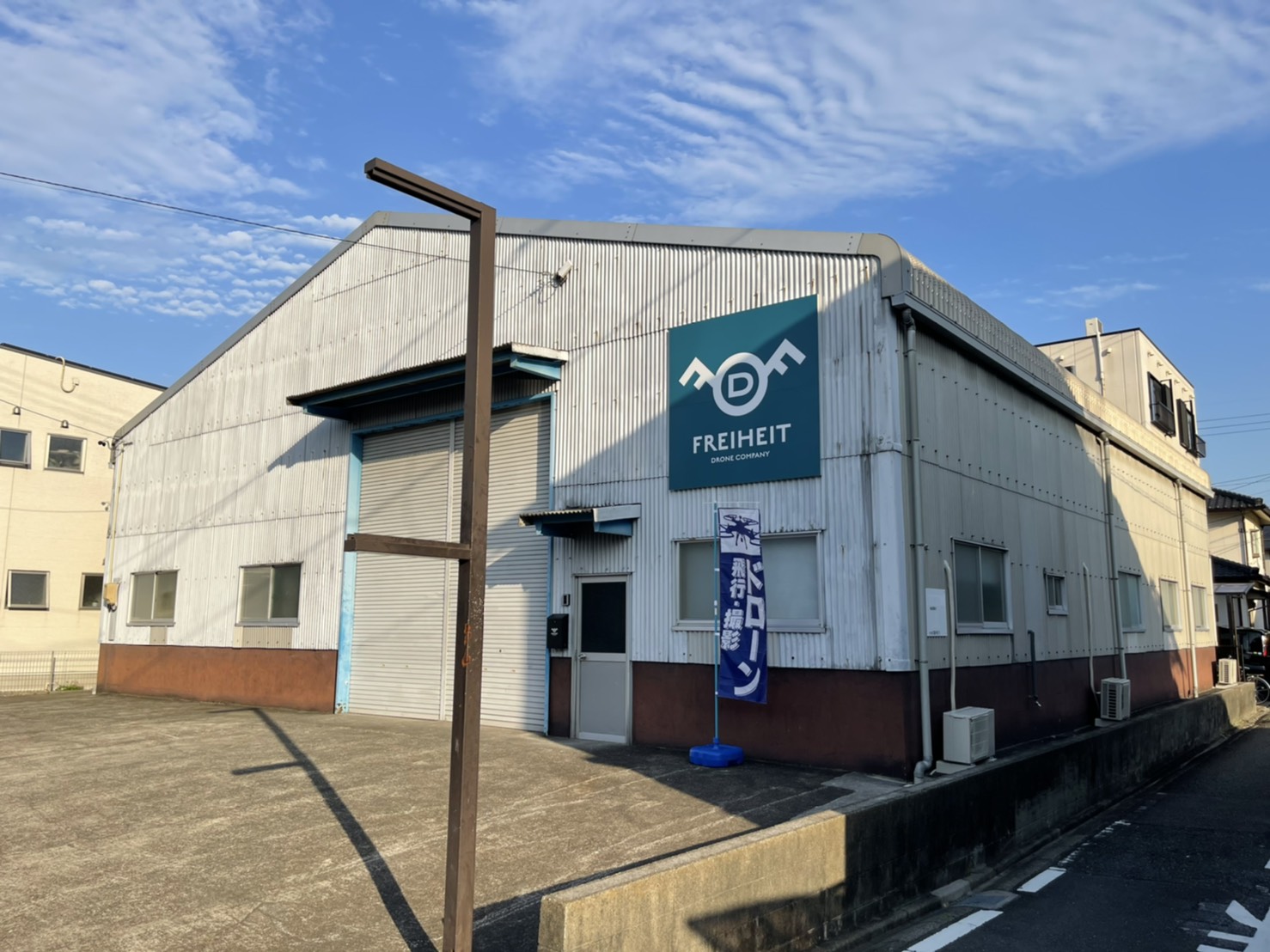 FREIHEIT屋内練習場の外観と入口