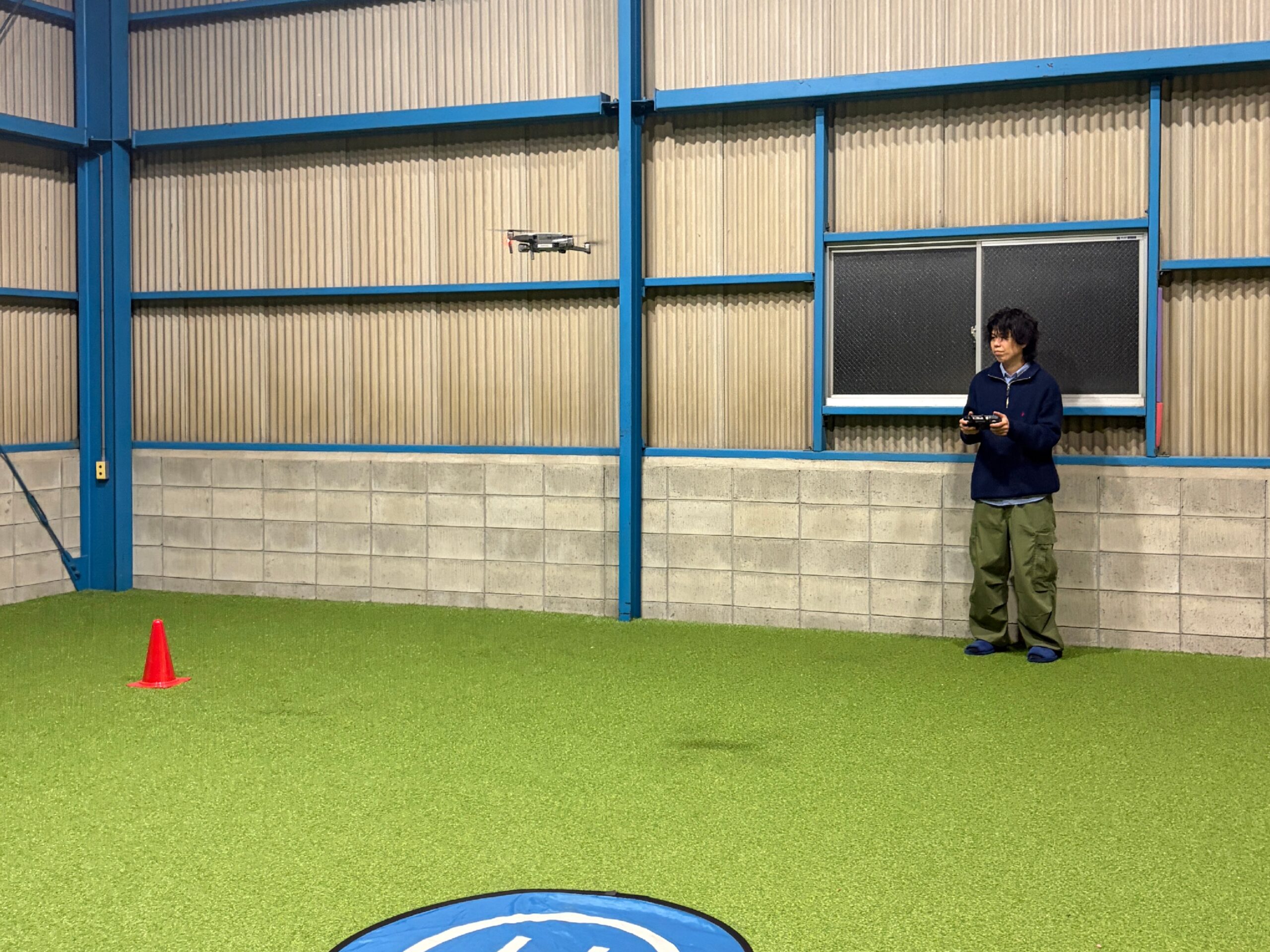 屋内でドローンを練習している様子