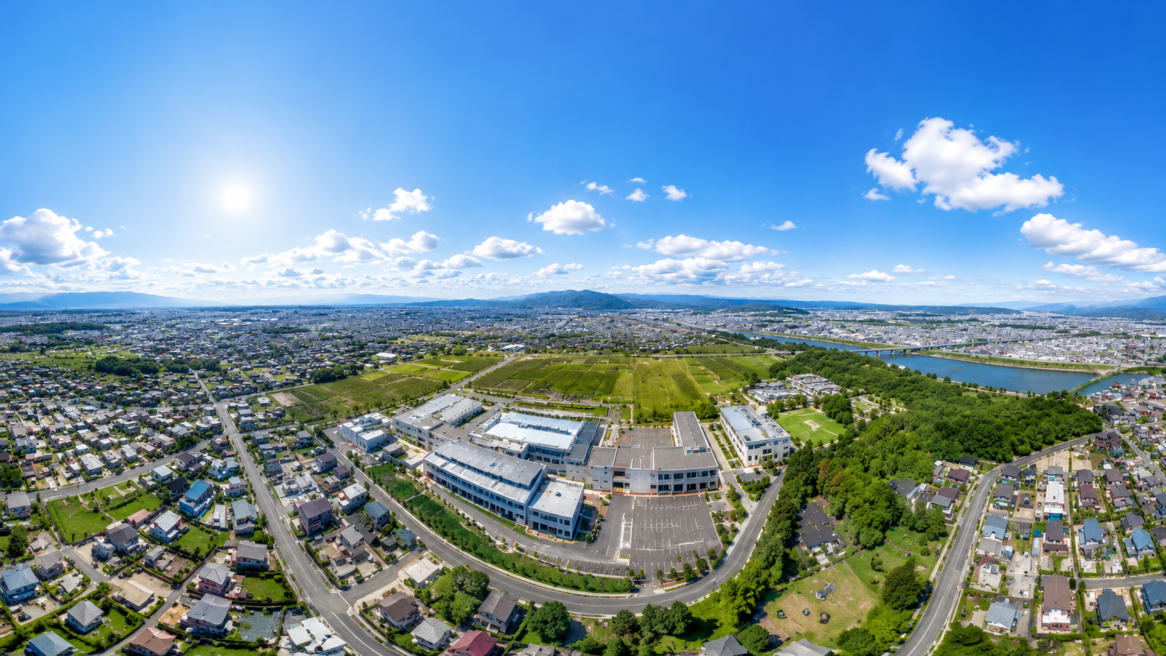 ドローンによる上空360度空撮で施設外観や周辺環境を見せるイメージ