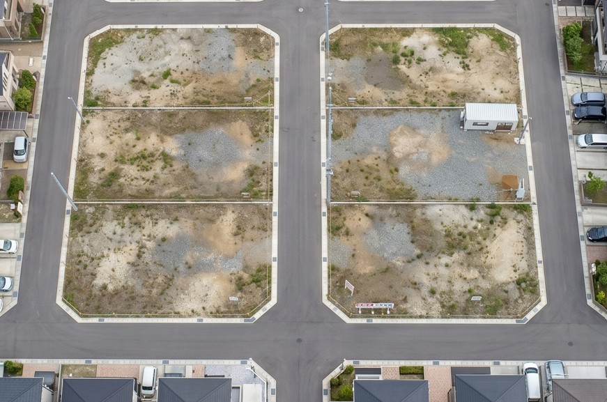名古屋・愛知でドローン撮影した分譲地・土地販売用の空撮写真。区画全体と接道状況を俯瞰で確認できる。