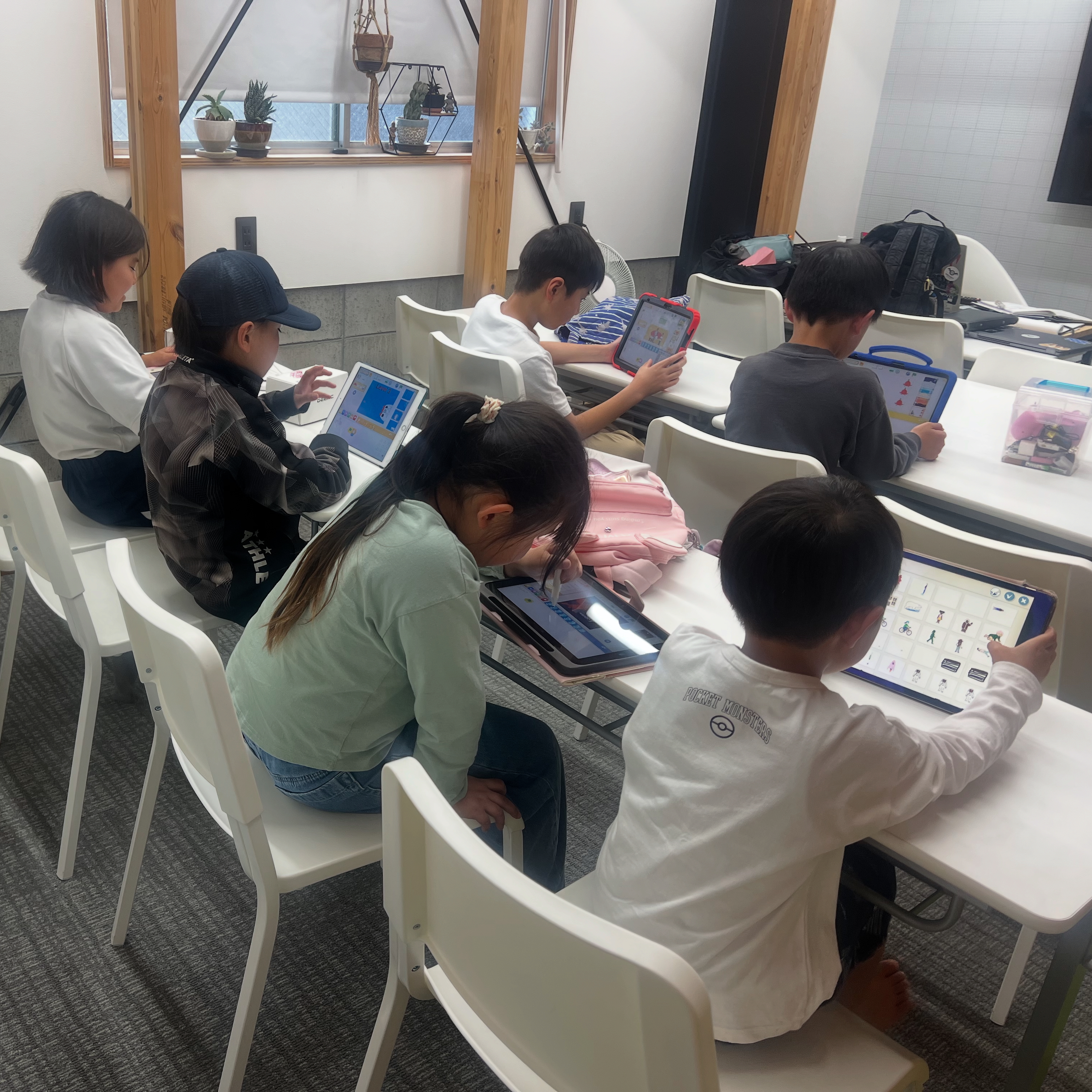 子ども向けプログラミング教育の様子
